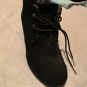 Tom’s wedge bootie